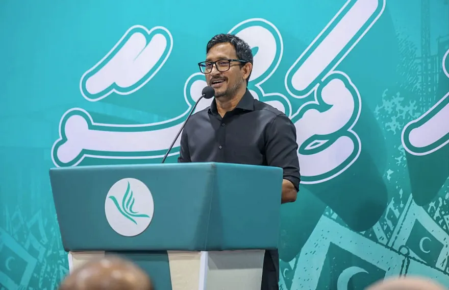 ފަލާހް ވިދާޅުވަނީ ރައީސް މުޢިއްޒުގެ ނަން އިވޭއިރަށް އަތްޖެހުމާއި އުތުރު ކޮރެއާގެ އަތްޖެހުމާ އެއްފަދަކަމަށް